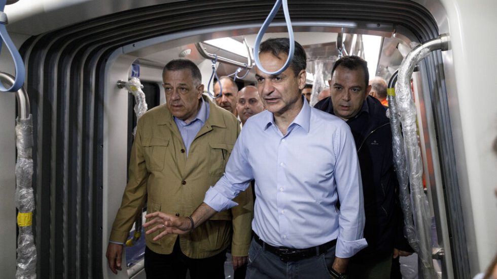 Ο Κυριάκος Μητσοτάκης σε δοκιμαστικό δρομολόγιο του Μετρό τον Μάιο του 2023